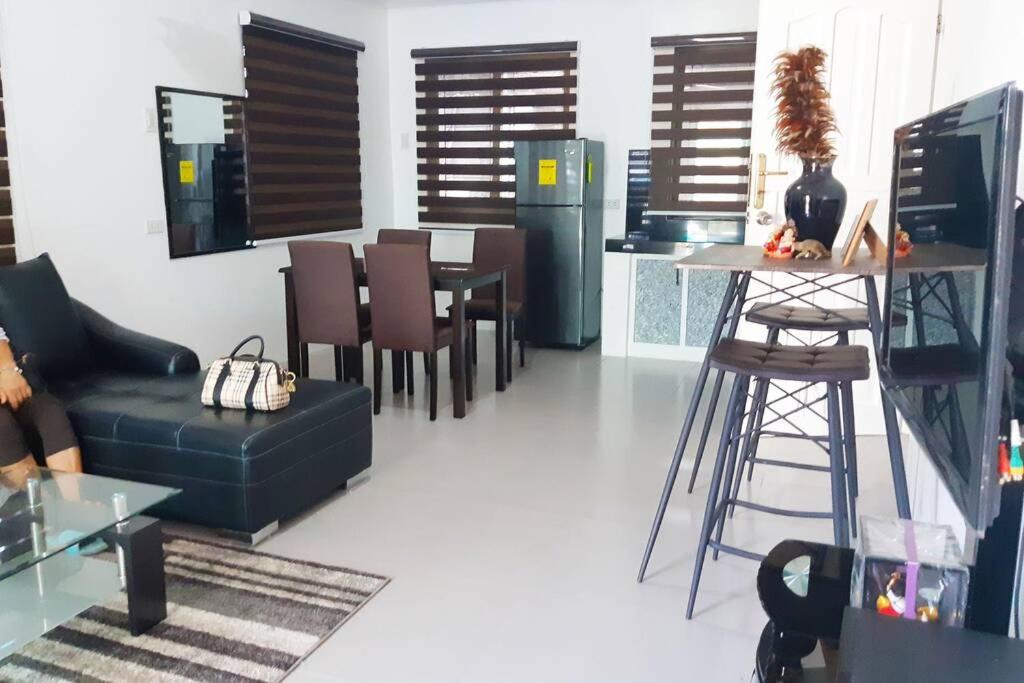 Private House w/ Swimming pool Staycation Tarlac - Housity