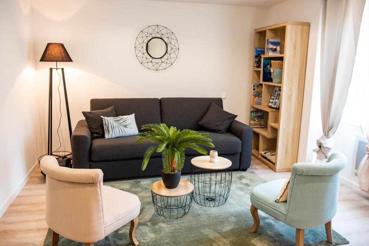 un salon avec un canapé et deux chaises dans l'établissement Résidence Les Océanes, à Les Sables-dʼOlonne