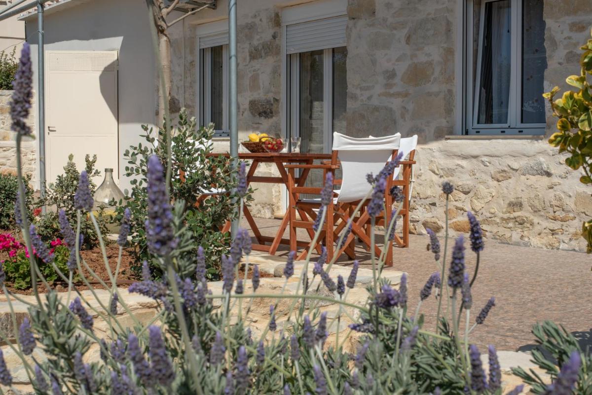 Zeus Traditional House - Housity