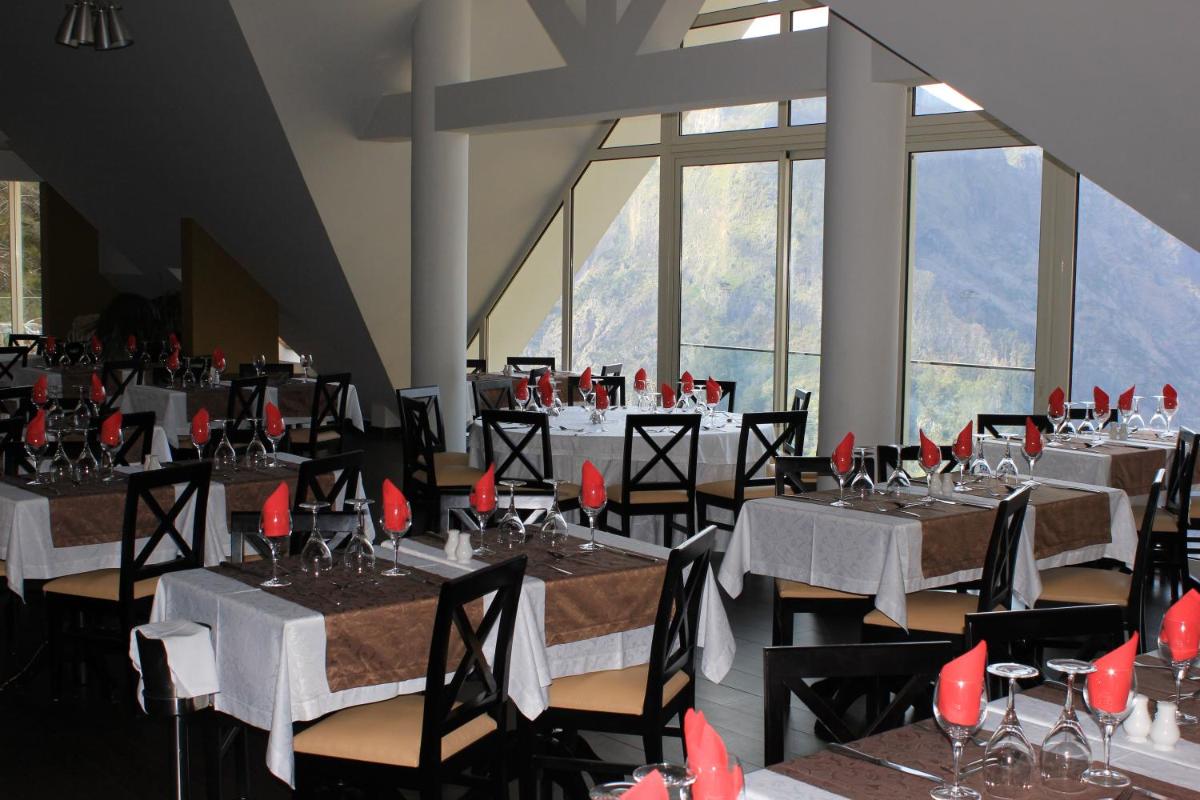 Um restaurante ou outro lugar para comer em Eira do Serrado - Hotel & Spa