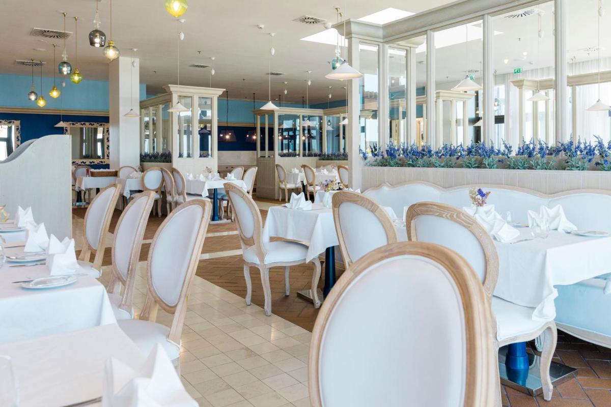 Um restaurante ou outro lugar para comer em Royal Obidos Scenic Resort