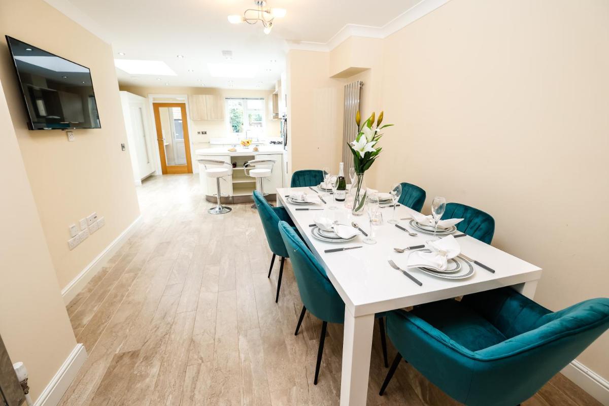 Central Windsor Stunning 4 Bedroom Spacious Modern House - Housity