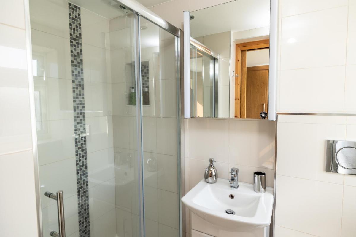 Central Windsor Stunning 4 Bedroom Spacious Modern House - Housity