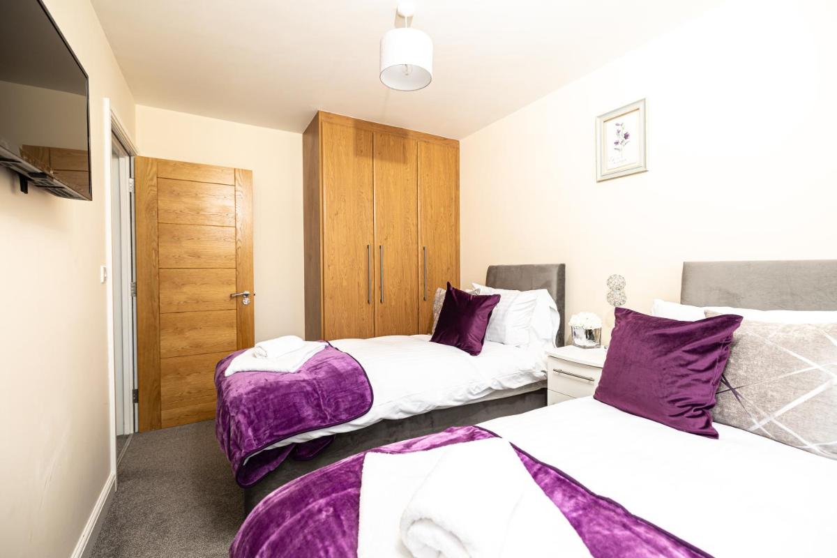 Central Windsor Stunning 4 Bedroom Spacious Modern House - Housity