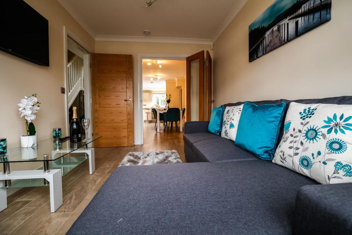 Central Windsor Stunning 4 Bedroom Spacious Modern House - Housity