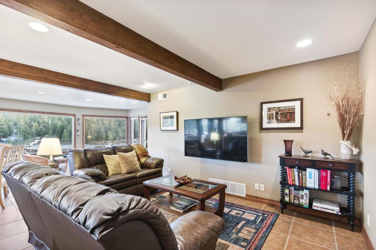 Riverfront Estate - Housity