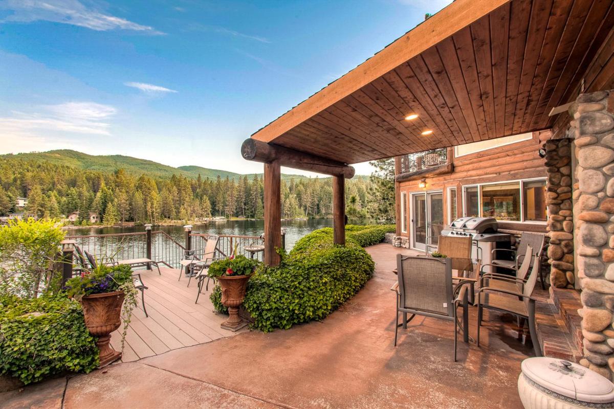 Riverfront Estate - Housity
