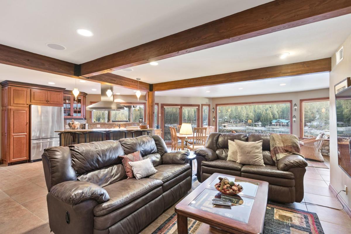 Riverfront Estate - Housity