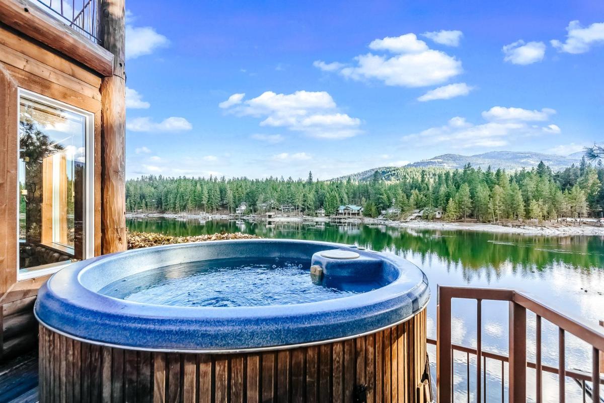 Riverfront Estate - Housity
