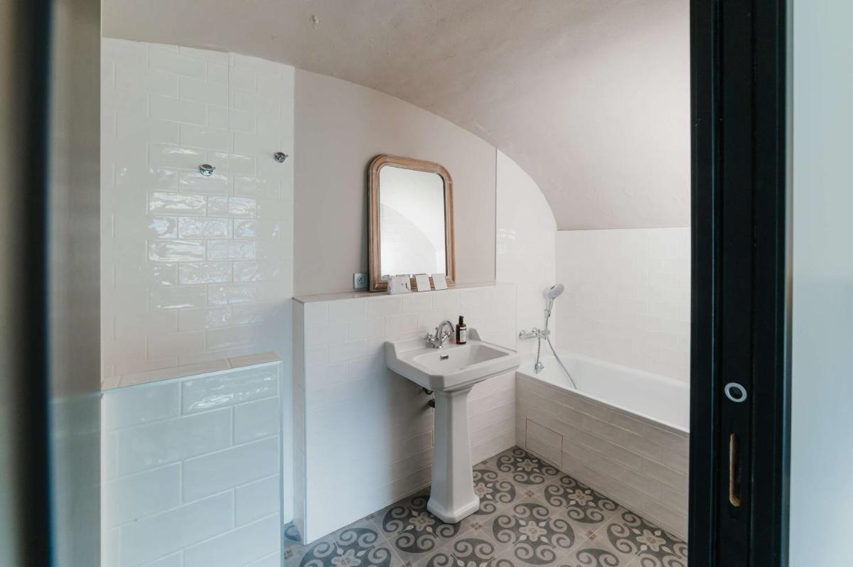 Salle de bains dans l'établissement Hôtel La Robéyère - BW Signature Collection