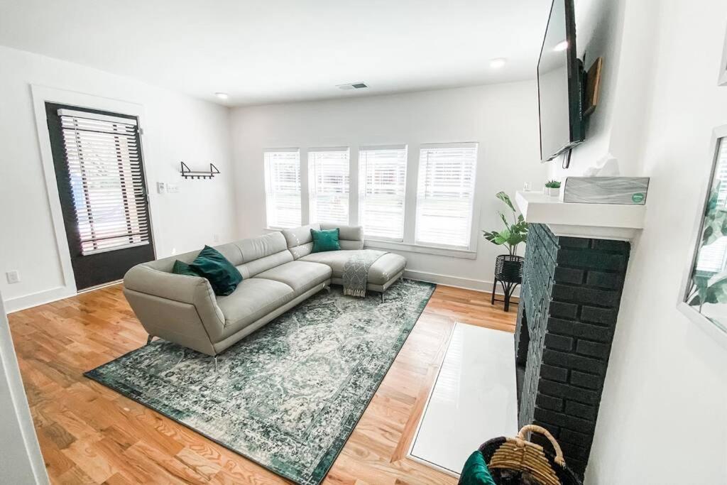 All New! King Bed! 3 Miles to Downtown! - Housity