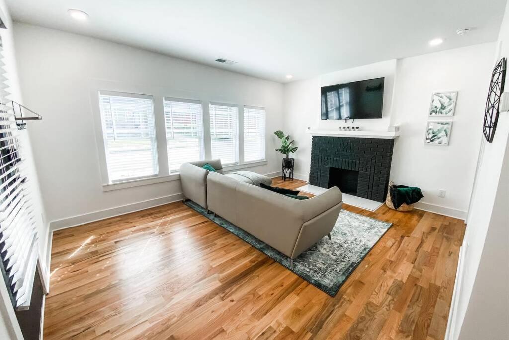 All New! King Bed! 3 Miles to Downtown! - Housity
