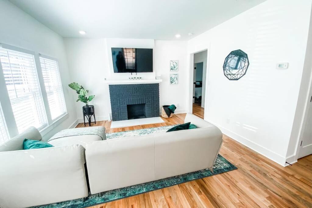 All New! King Bed! 3 Miles to Downtown! - Housity
