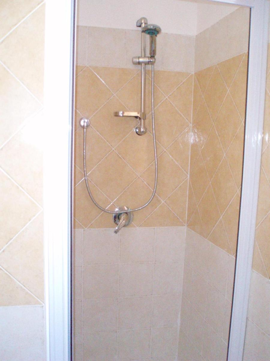 Suitetrails - Modern 1bed apartment(sleep 4)sea view only 700mt from sea