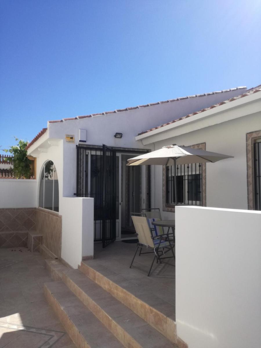 2 bedroom newly renovated bungalow close to bars & restaurants - Housity