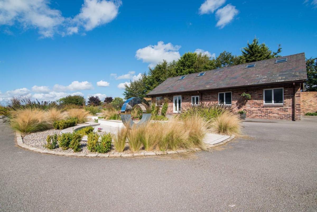 Picturesque Chester Abode With Free Wifi - Housity