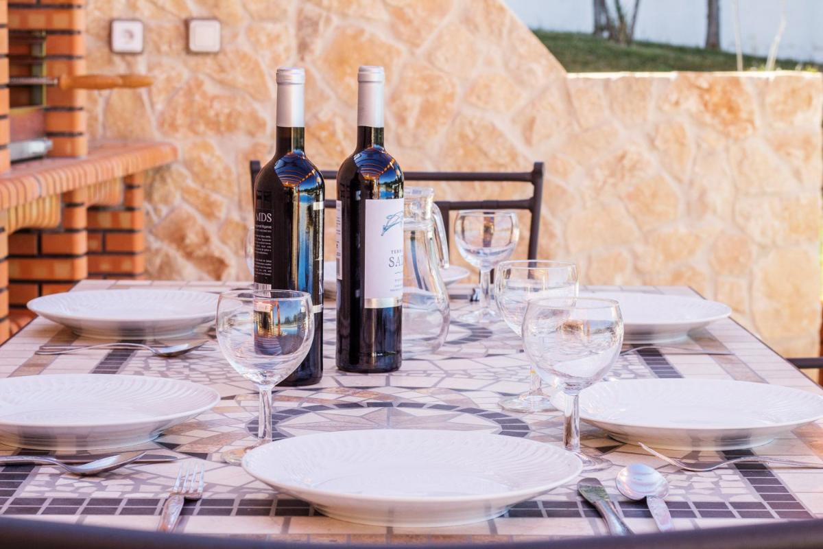 Casa Lombos Nova - wonderful new house with private pool AC and pool table - Housity