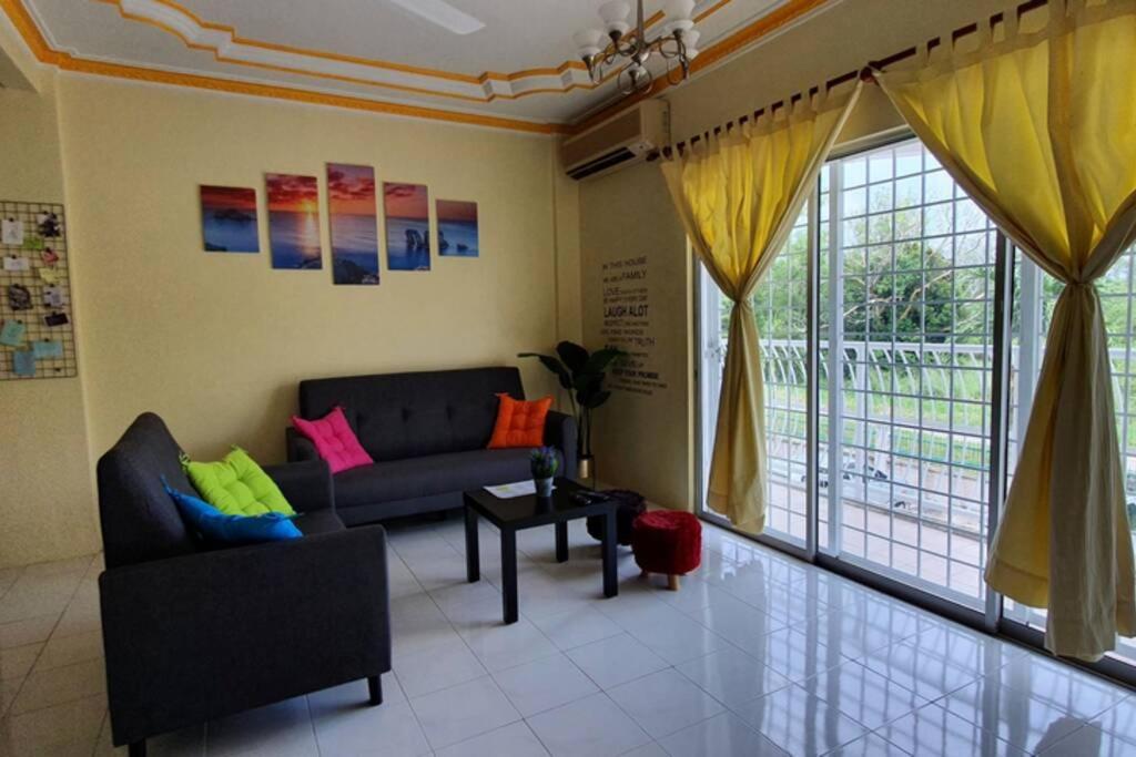 Colourful homestay - (near jeti sky mirror) - Housity