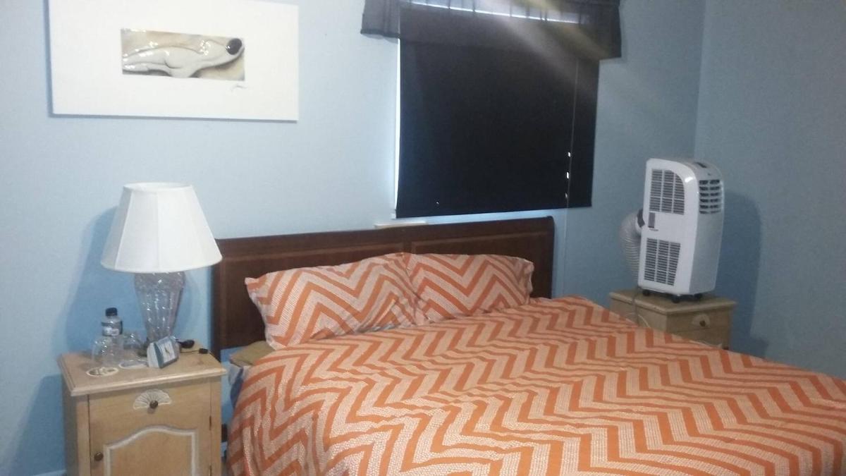 Room in Guest room - Big House Near 401-east And Pickering Town Centre - Housity