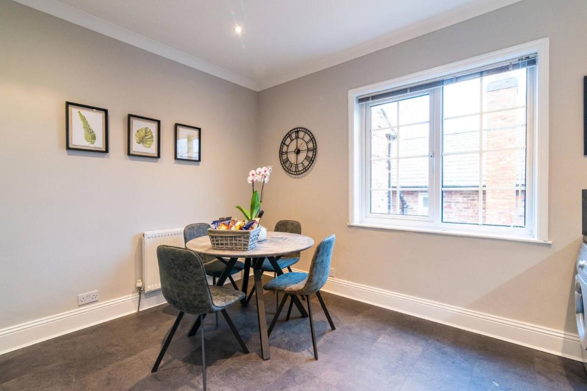 Modern Living 2 Bedroom Apartment South Wilmslow - Housity