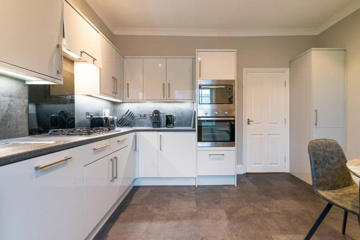 Modern Living 2 Bedroom Apartment South Wilmslow - Housity