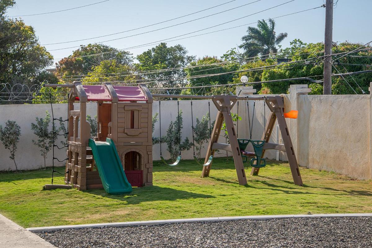 Family Complex beside Beach w/Pool Montego Bay #1 - Housity