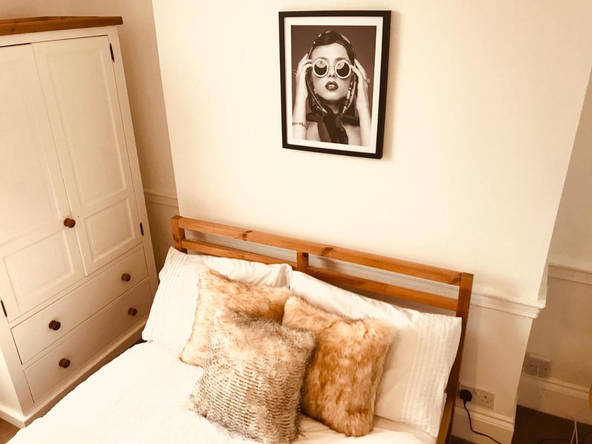 Aston Henry James Prospect Street - Stunning Studio Apartment - Housity