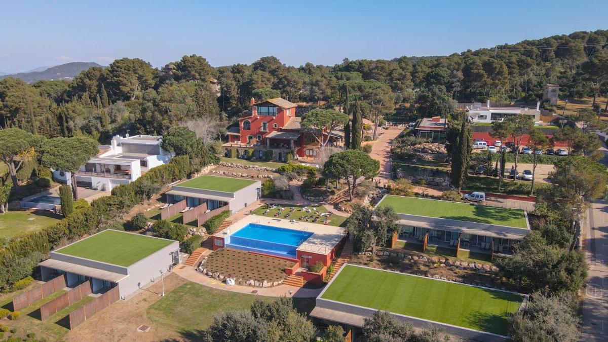 Una vista aérea de una mansión con piscina. en Mas Ses Vinyes - Adults Only, en Begur