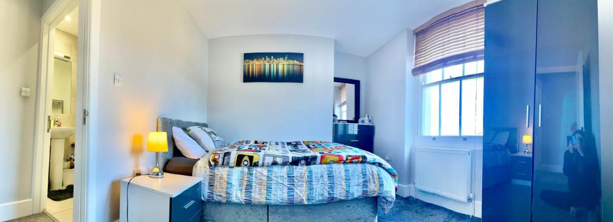 Camden Guest House Double Bedroom With Super large King bed - Housity