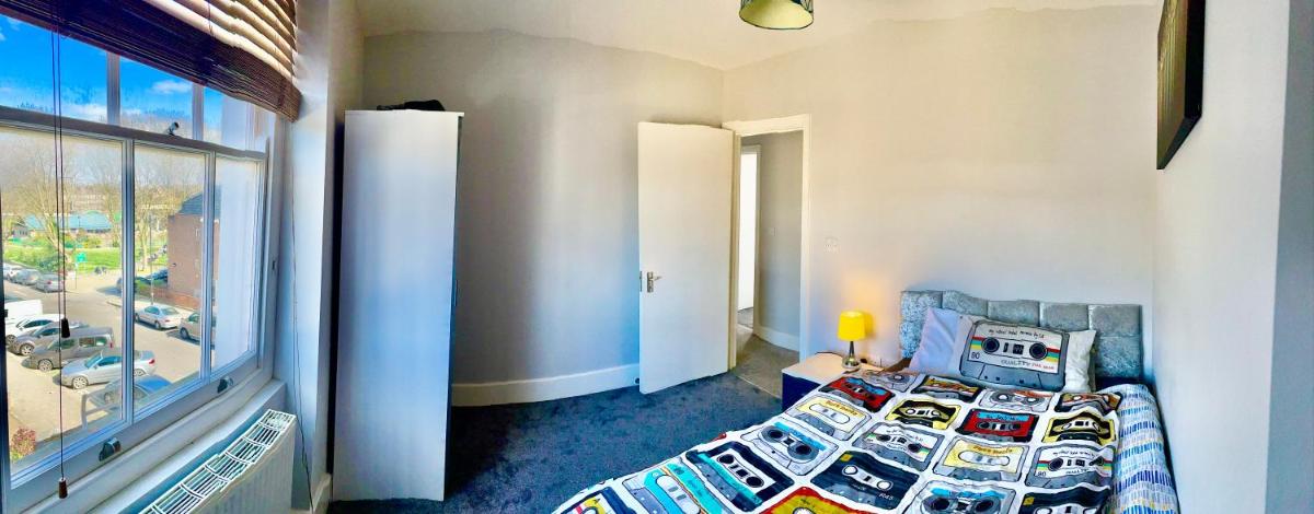 Camden Guest House Double Bedroom With Super large King bed - Housity