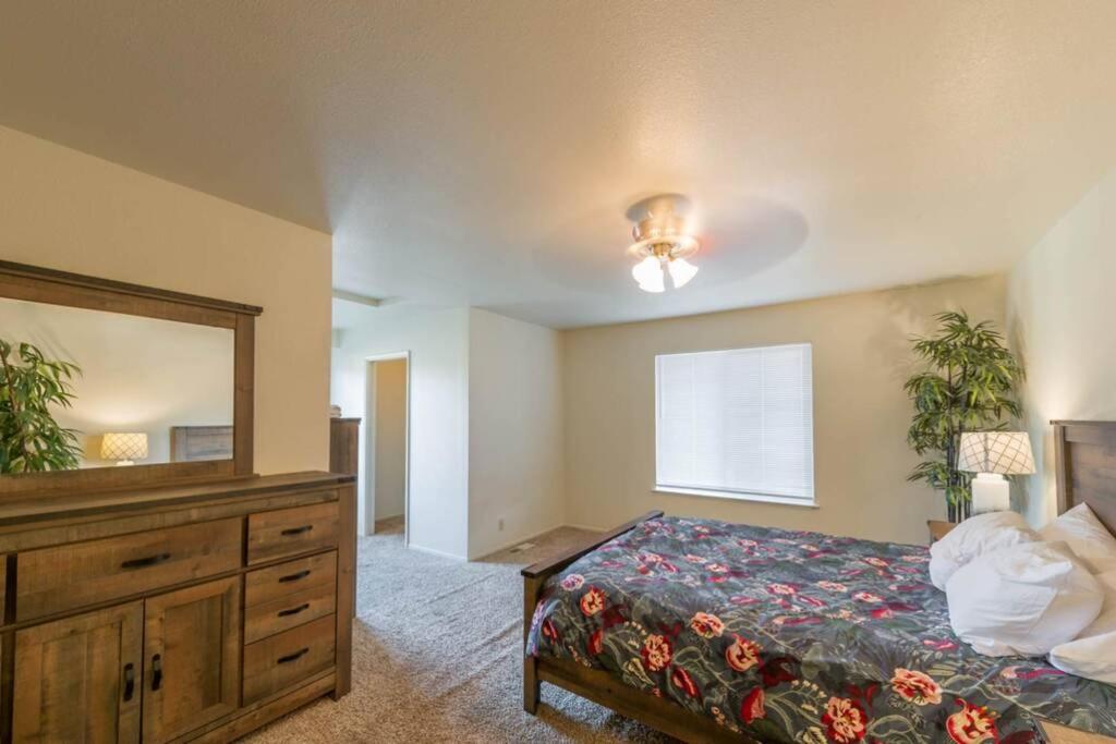 Spacious, Convenient, 4 Bedroom Home - Housity