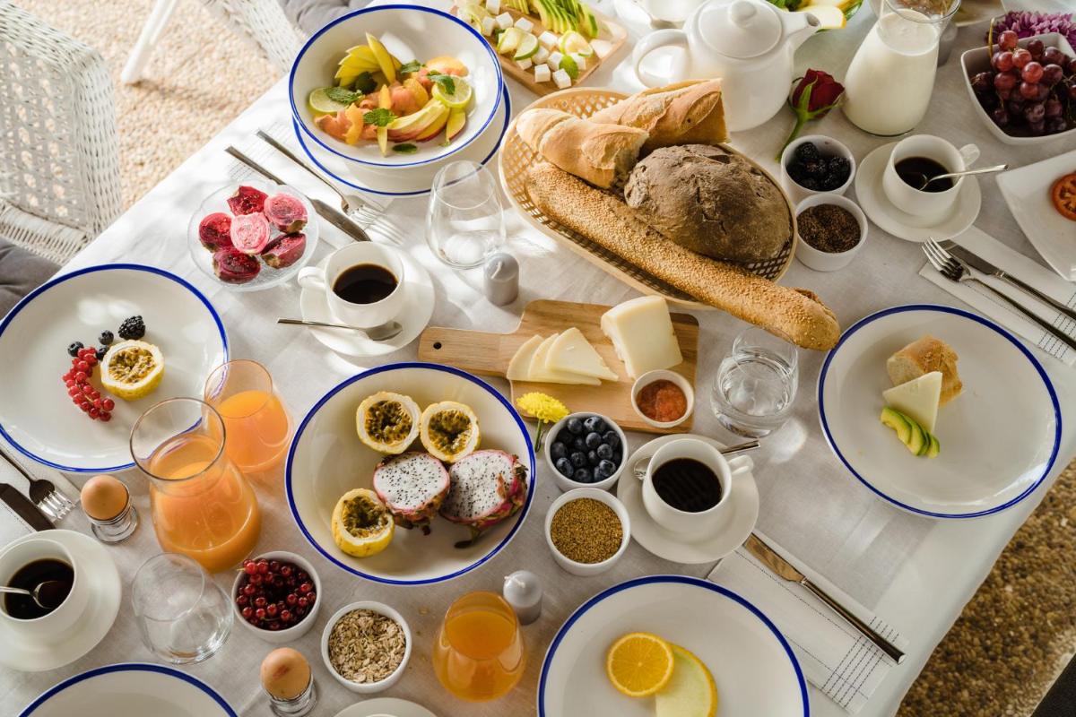Comida en o cerca de este hotel