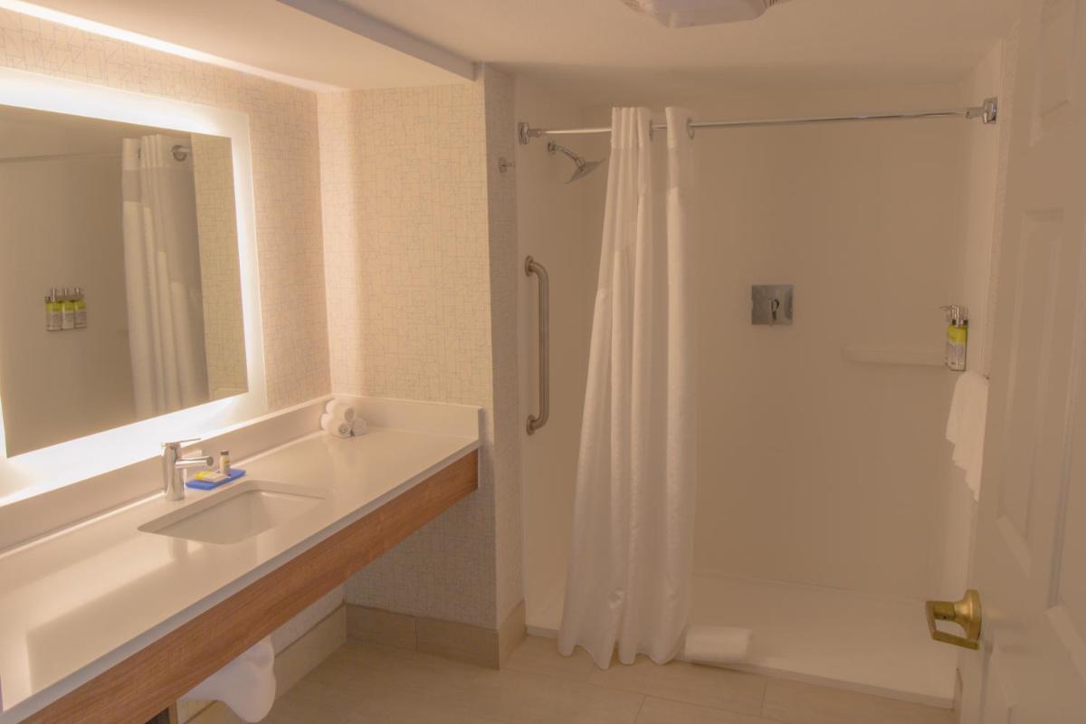 Holiday Inn Express & Suites Manassas by IHG - Housity