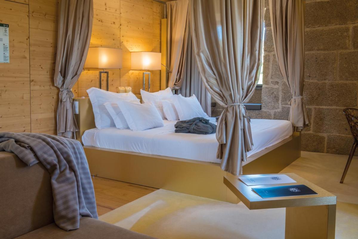 Uma cama ou camas num quarto em Torre de Gomariz Wine & Spa Hotel