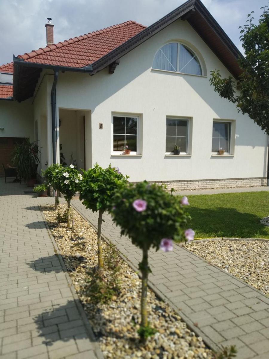 Rozmaring Vendégház - Housity