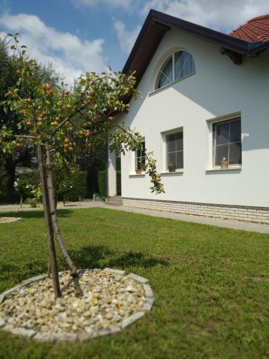 Rozmaring Vendégház - Housity