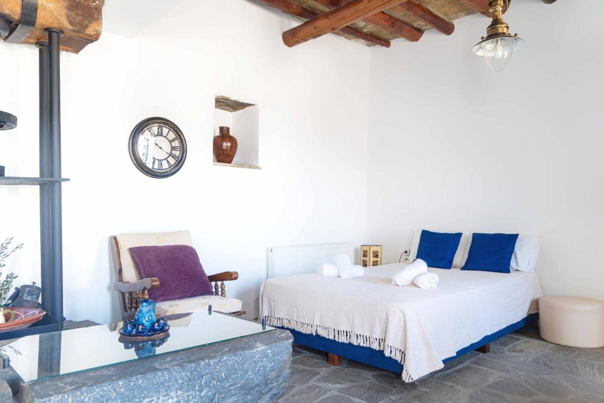 Vintage, Cozy Flat in Fallika, Andros Island - Housity