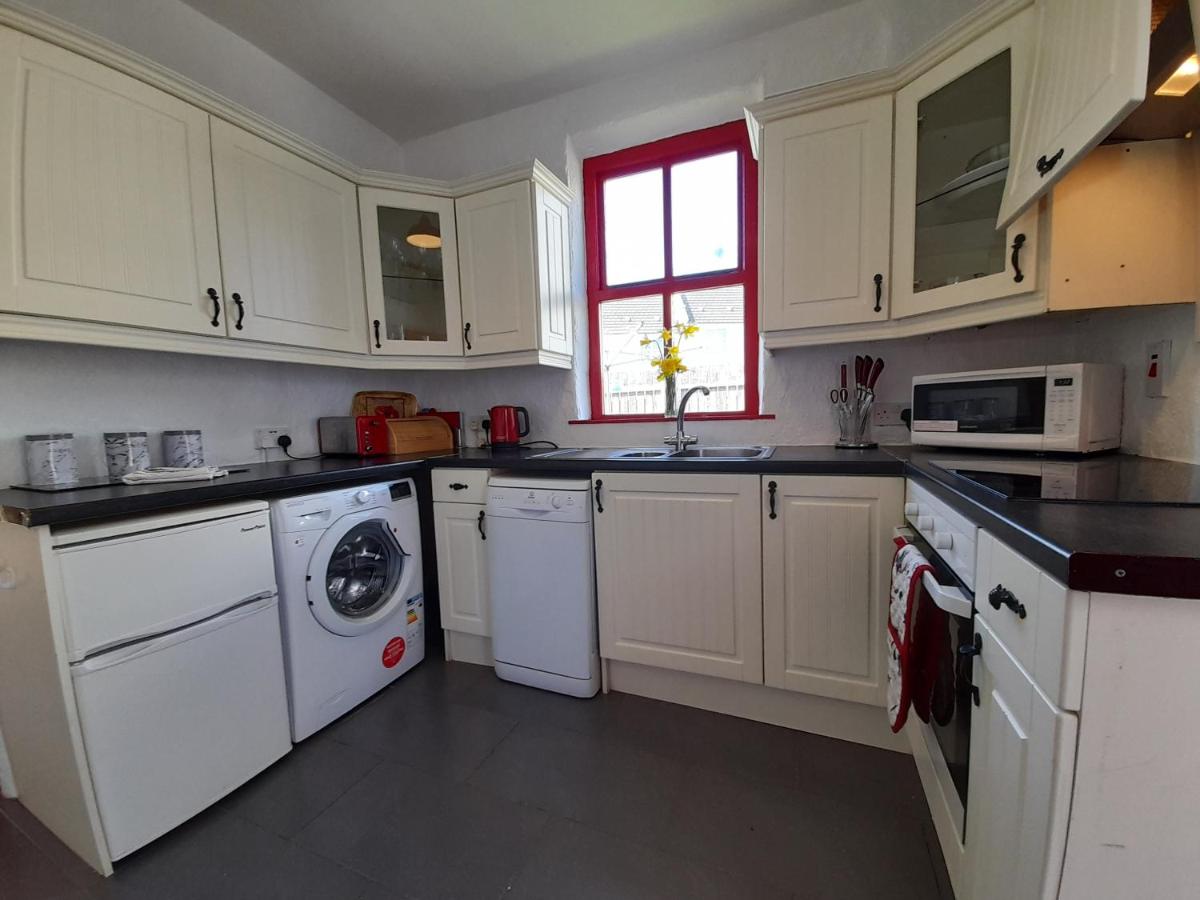 Donegal Thatched Cottage - Housity