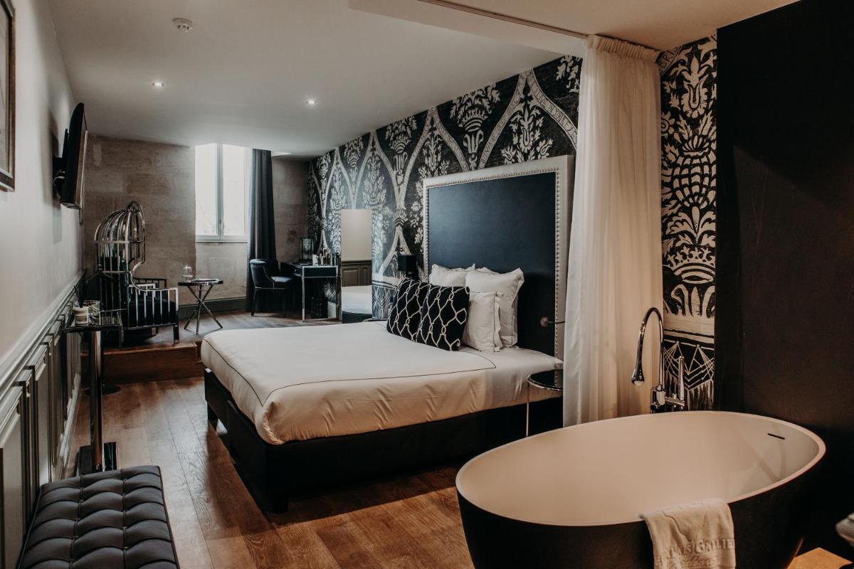 Un ou plusieurs lits dans un hébergement de l'établissement Le Palais Gallien Hôtel & Spa