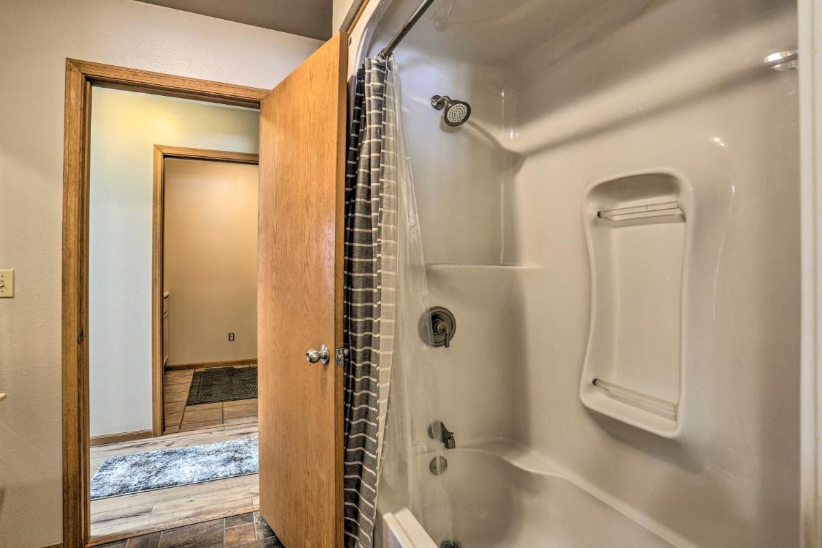Keystone Cabin with Mount Rushmore Views - Housity