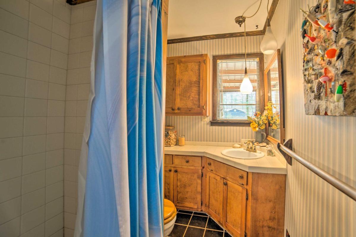 Authentic Retreat with Private Dock on Coosa River! - Housity