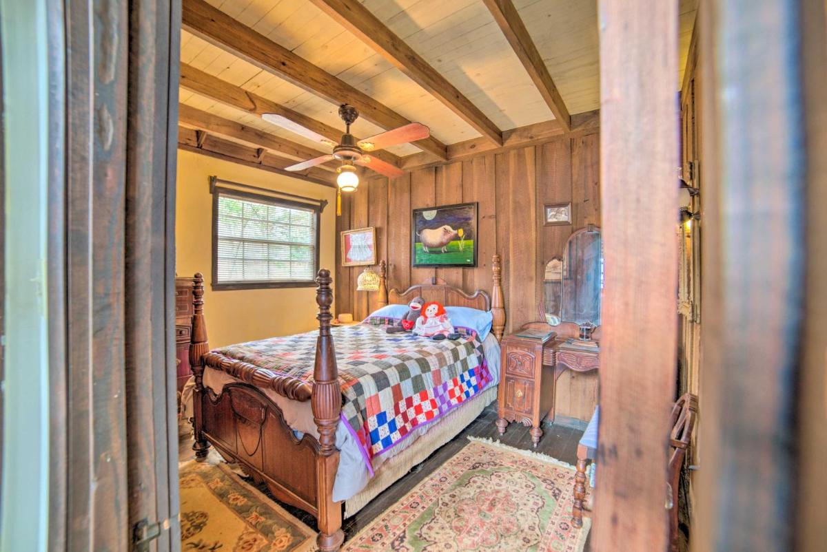 Authentic Retreat with Private Dock on Coosa River! - Housity