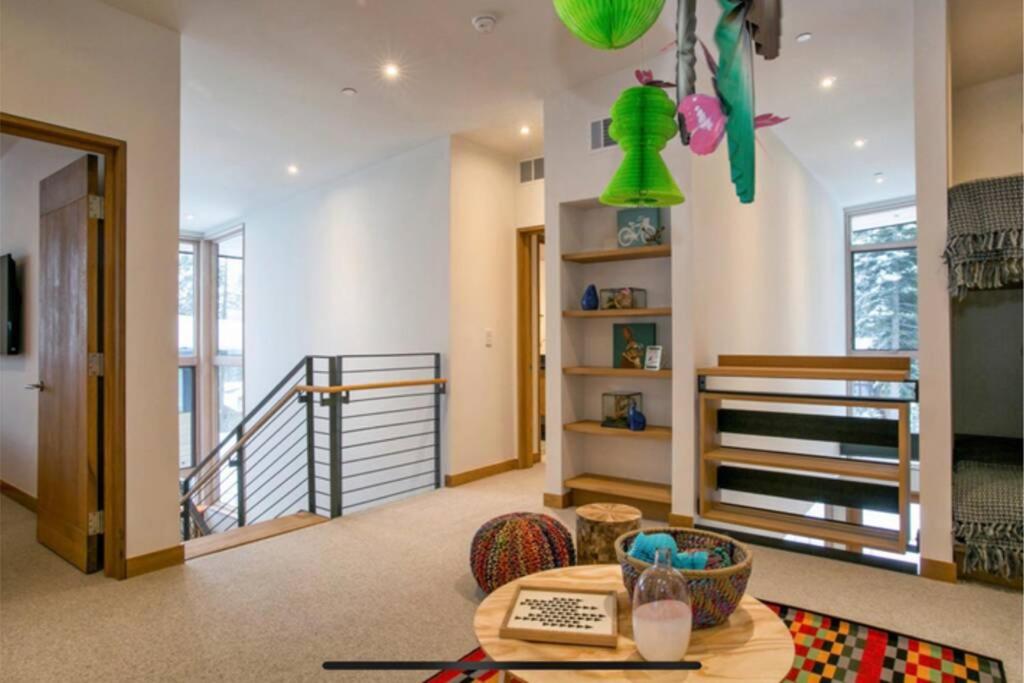 Stellar Mountainside luxury ski-in-ski-out home. - Housity