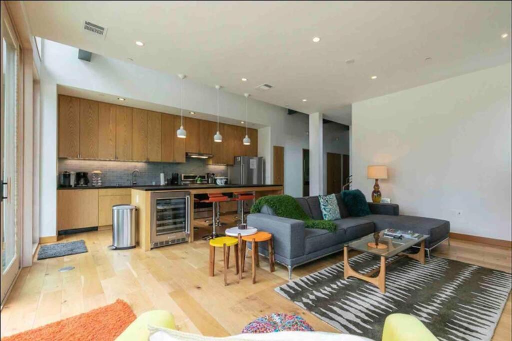 Stellar Mountainside luxury ski-in-ski-out home. - Housity