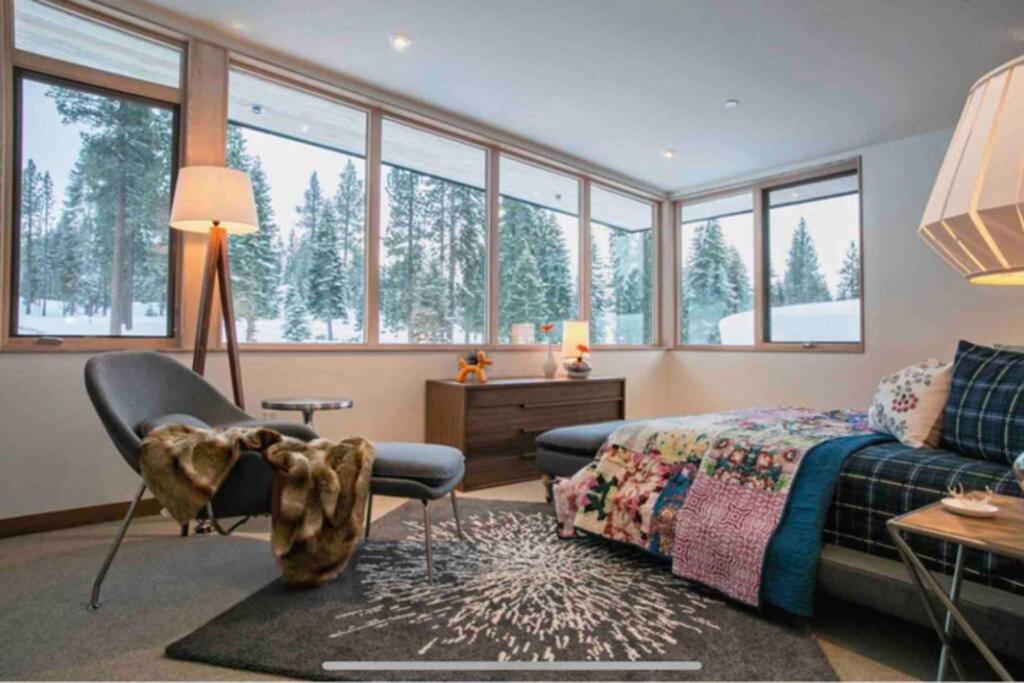 Stellar Mountainside luxury ski-in-ski-out home. - Housity