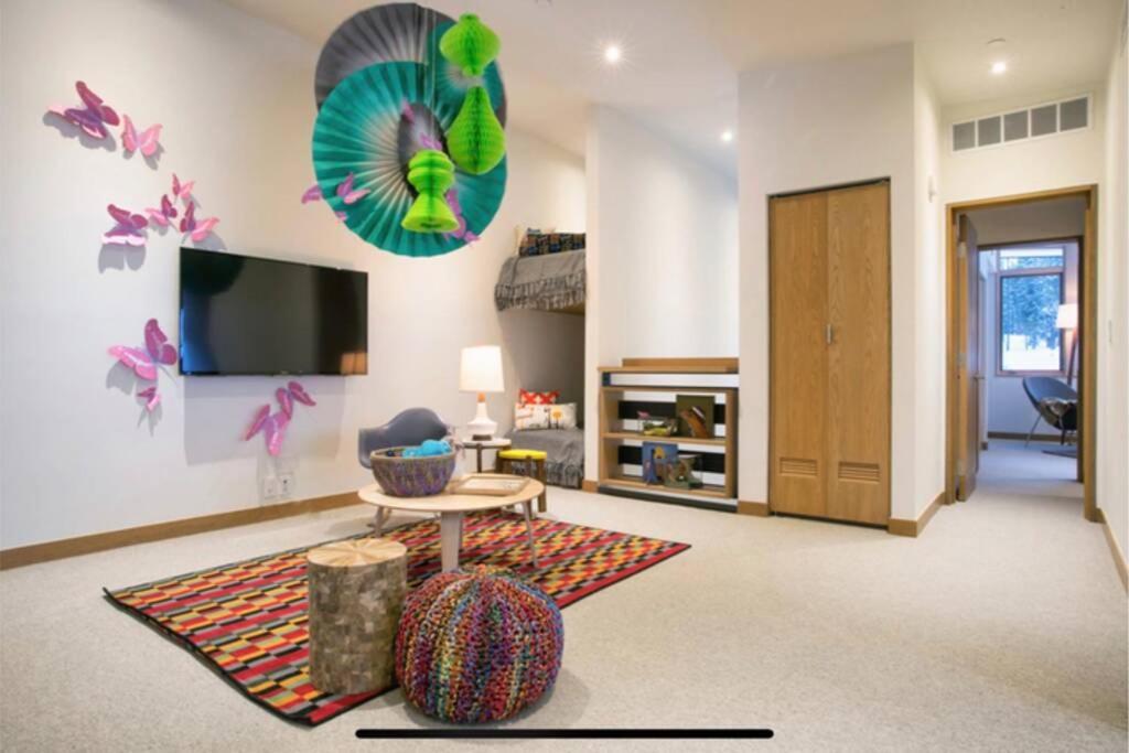 Stellar Mountainside luxury ski-in-ski-out home. - Housity