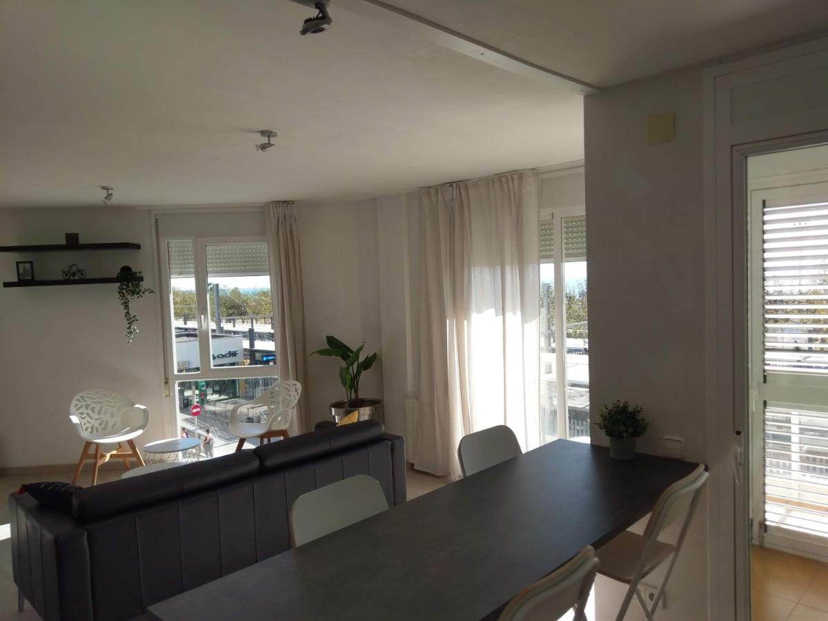 Luxury Apartment Accommodation, next to beach & train station Calella - Housity