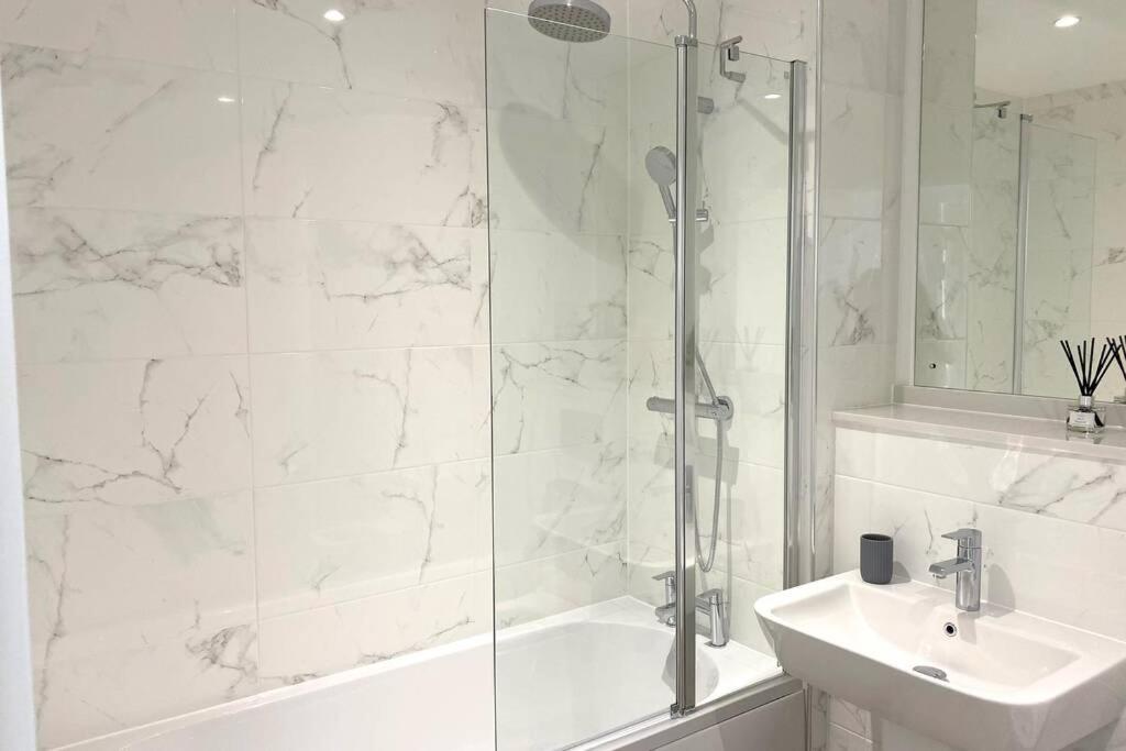 Luxury 2 Bedroom Apartment, Broad street Birmingham - Housity