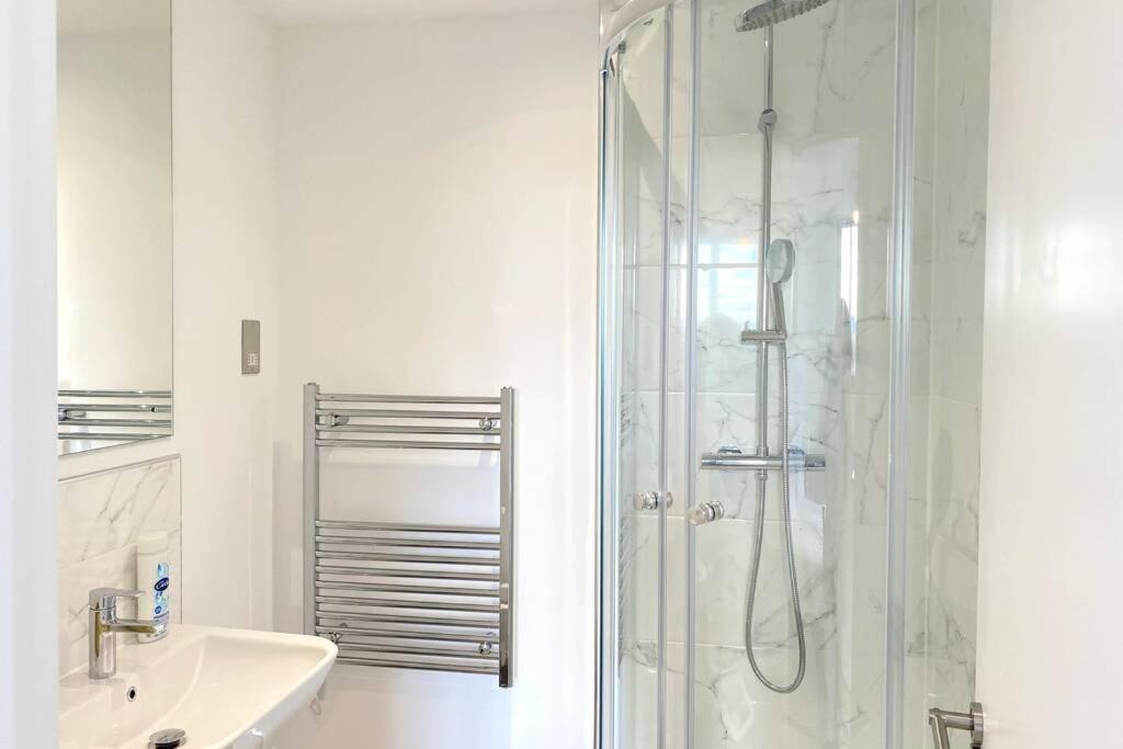 Luxury 2 Bedroom Apartment, Broad street Birmingham - Housity