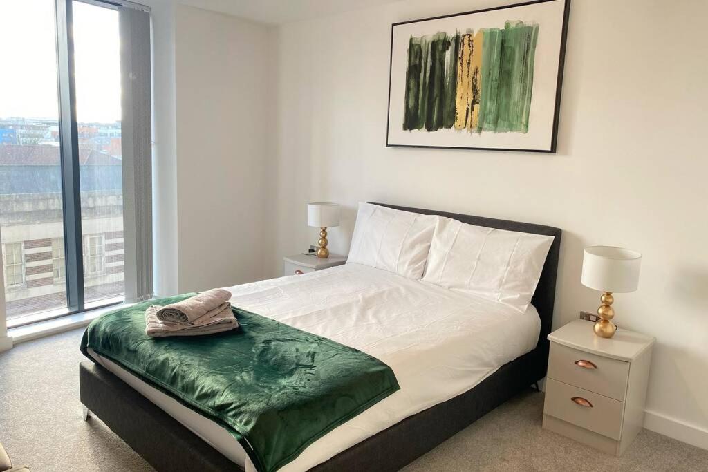 Luxury 2 Bedroom Apartment, Broad street Birmingham - Housity